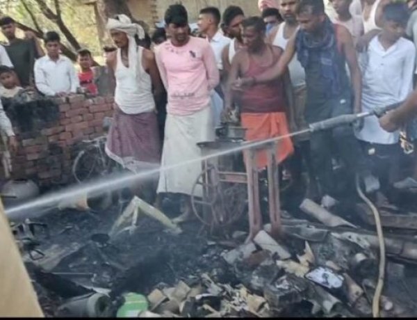 वोट डालने गए घर के लोंग, अचानक घर मे लगी भीषण आग, हुआ लाखों का सामान जल कर राख