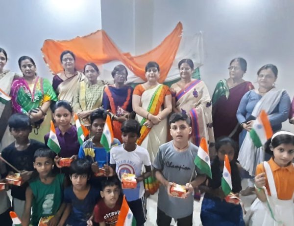 वीरांगनाओं ने स्वाधीनता दिवस पर बच्चों के बीच बांटे तिरंगा और मिठाइयां