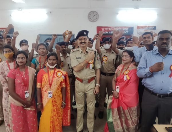 “विश्वास कि किरण” ट्रस्ट की महिला सदस्यों ने रेलवे सुरक्षा बल के जवानों एवं अधिकारियों को बांधी राखी