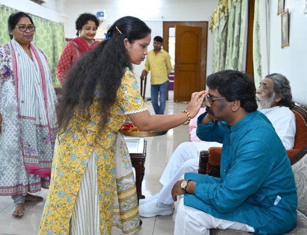 मुख्यमंत्री हेमन्त सोरेन की बड़ी बहन अंजनी सोरेन ने राखी बांधकर लंबी उम्र की कामना की