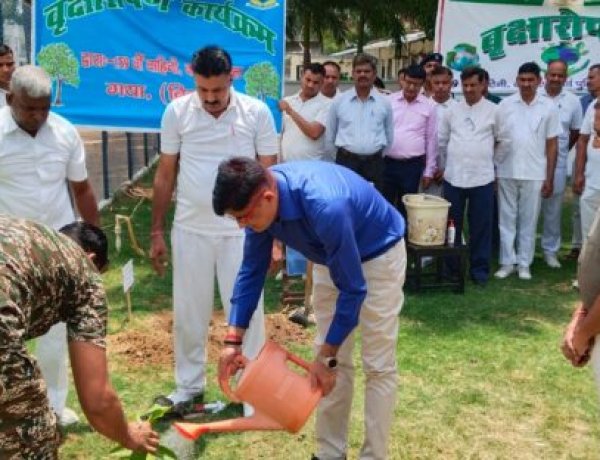 159 सीआरपीएफ मुख्यालय में कमांडेंट ने किया पौधारोपण