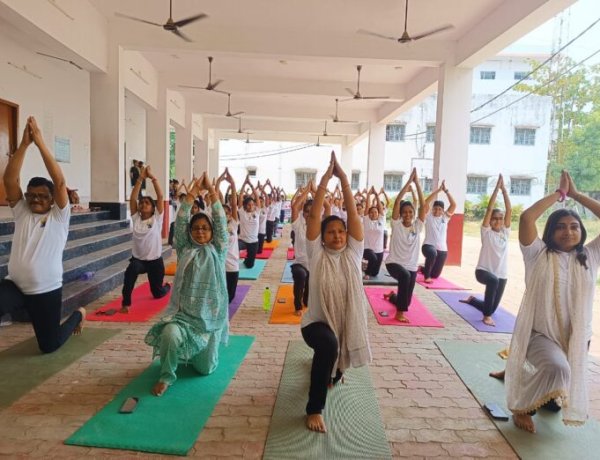 जीबीएम कॉलेज में एनसीसी कैडेटों एवं एनएसएस स्वयंसेवकों ने किये प्राणायाम तथा योगासन