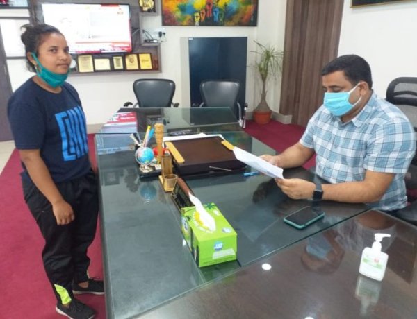 आर्थिक तंगी से गुजर रही अंतरराष्ट्रीय फुटबॉल खिलाड़ी को राज्य सरकार हर संभव मदद करेगी – उपायुक्त (बोकारो)