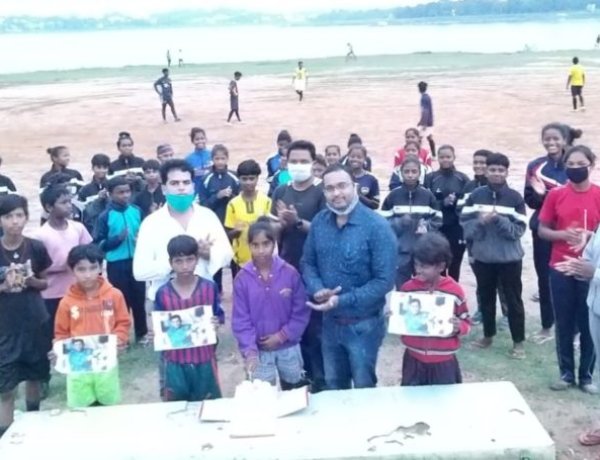 ग्रामीण फुटबॉल खिलाड़ियों ने सादगी से मनाया माही का 39 वां जन्मदिन
