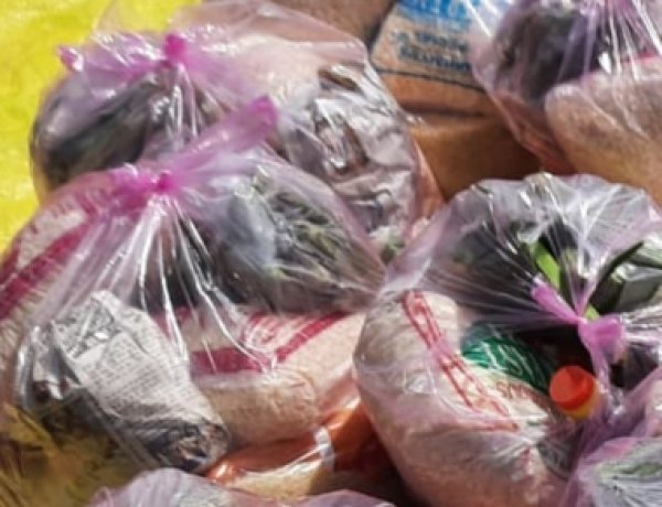 बीमार-लाचार व्यक्ति को श्रीरामकृष्ण सेवा संघ ने दी खाद्य सामग्री