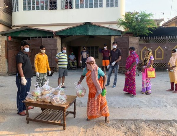 एनएसयूआई के राष्ट्रीय सचिव के जन्मदिन पर गरीबों को बांटे गए राशन