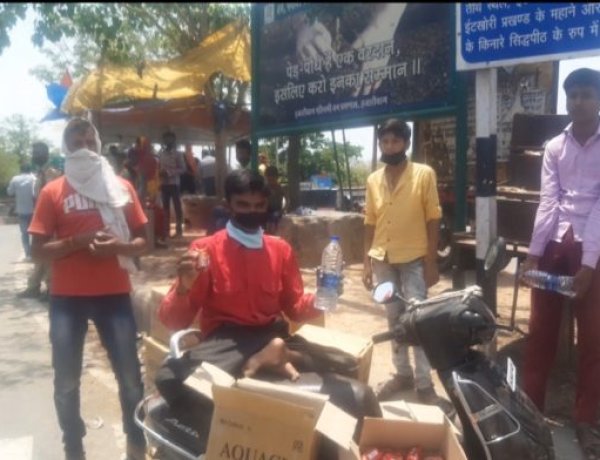 राहगीरों को मदद मे आगे आया दिव्यांग युवक,लगातार कर रहा है पानी एवं बिस्किट का वितरण