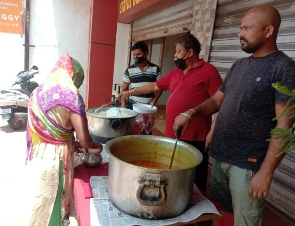 होटल पार्क ईन के सौजन्य से तीन सौ गरीबों को खिलाया गया खाना