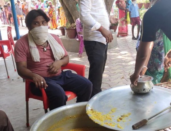 “समाजसेवी राजन नायक ने लंगर में किया सहयोग” हैप्पी चिल्ड्रेन स्कूल परिसर में ढाई सौ गरीबों को कराया भोजन