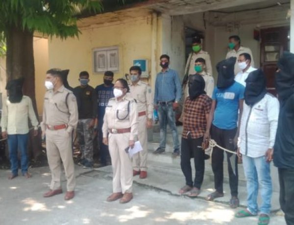 देवघर : अंतरराज्‍यीय साइबर गिरोह का पर्दाफाश,1 लाख 20 हज़ार नगद,29 मोबाइल,1 लैपटॉप,क्लोनिंग मशीन समेत 5 अपराधी गिरफ्तार