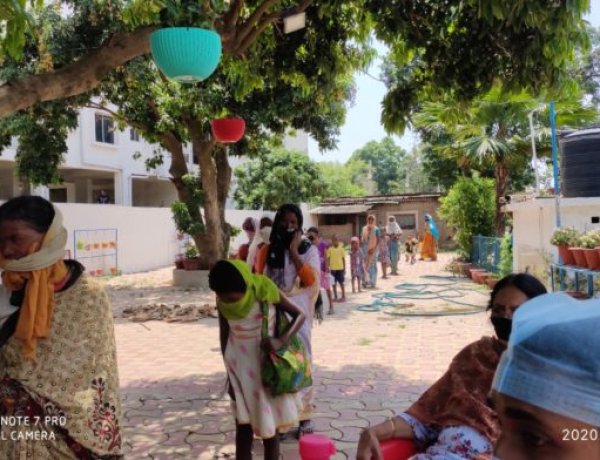 डीएवी-जेवीएम श्यामली के पुरातन छात्रों के सौजन्य से तीन सौ गरीबों को कराया भोजन