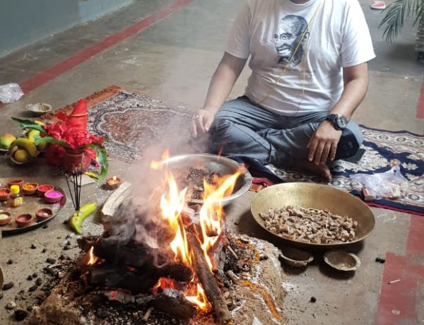 कोरोना से मुक्ति के लिए आदित्य विक्रम ने किया यज्ञ-हवन