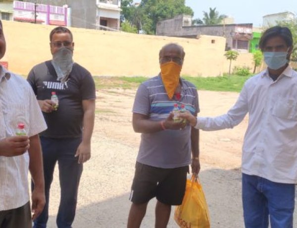 देवघर विधायक नारायण दास की अगुवाई में सैनिटाइजर का वितरण