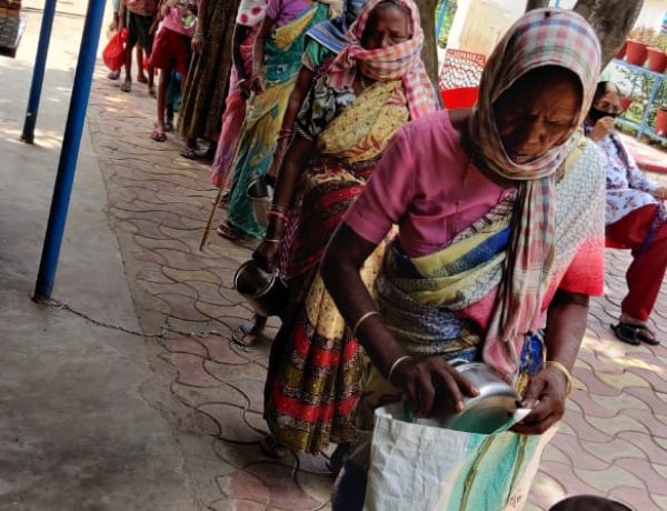 समाजसेवी शांति सिंह ने गरीबों को खिलाया पुलाव-सब्जी