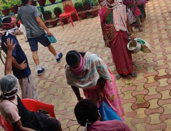 लाइट हाउस कैफे एंड रेस्टोरेंट ने गरीबों को कराया भोजन