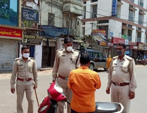 देवघर : नगर थाना प्रभारी ने किया मास्क वितरण, कोविद-19 से बचाव के उपाय भी बताये