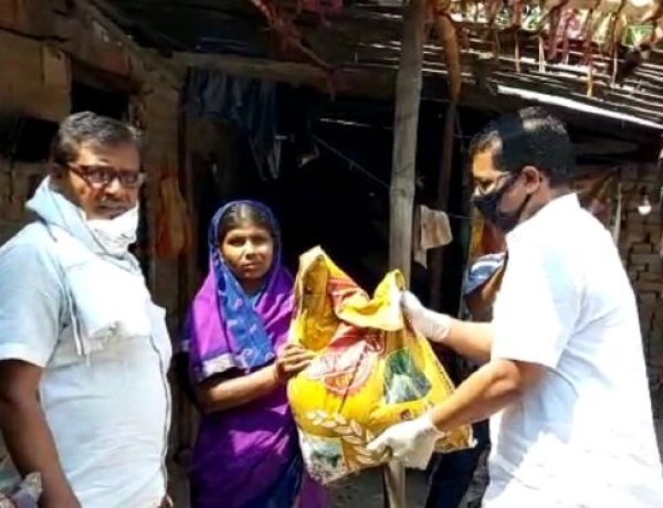 मुखिया के सौजन्य से हरदासबीघा पंचायत वासियों के बीच बांटा जा रहा है राहत सामग्री…