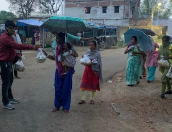 प्रोफेशनल कांग्रेस के सौजन्य से गरीबों को दिया गया खाद्यान्न