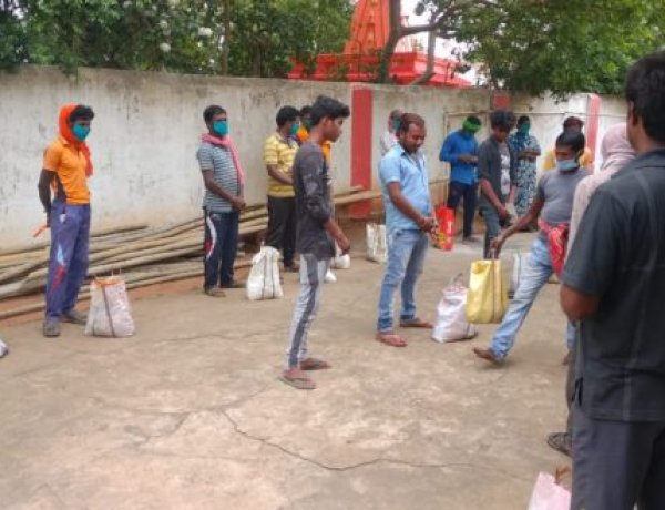 देवघर : वार्ड पार्षद बिहारी यादव ने गरीबो को वितरित किया राहत सामग्री