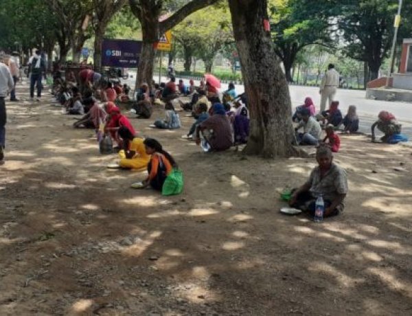 एसबीआई कर्मियों और विधानसभा कर्मियों ने गरीबों को कराया भोजन