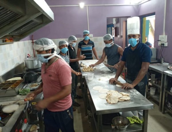 कभी रेस्टोरेंट में ग्राहकों के लिए लजीज व्यंजन तैयार करने वाले कुक अब गरीबों के लिए बना रहे भोजन