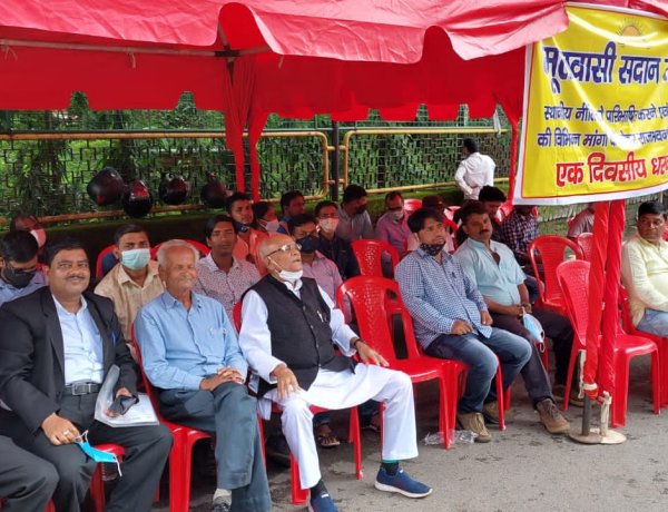 सदानों की मांगों को लेकर मूलवासी सदान मोर्चा ने राजभवन के समक्ष दिया धरना