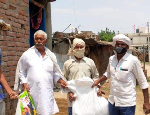 मुखिया के सौजन्य से हरदासबीघा पंचायत वासियों के बीच बांटा जा रहा है राहत सामग्री
