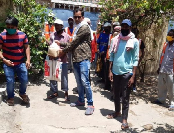 नवयुवक संघ, हटिया के सौजन्य से गरीबों को रोज कराया जा रहा है भोजन