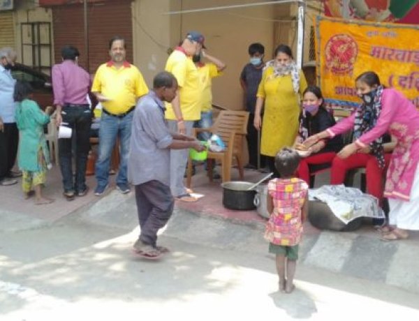 मारवाड़ी युवा मंच ने जरूरतमंदों के बीच बांटे खाद्य व पेय पदार्थ