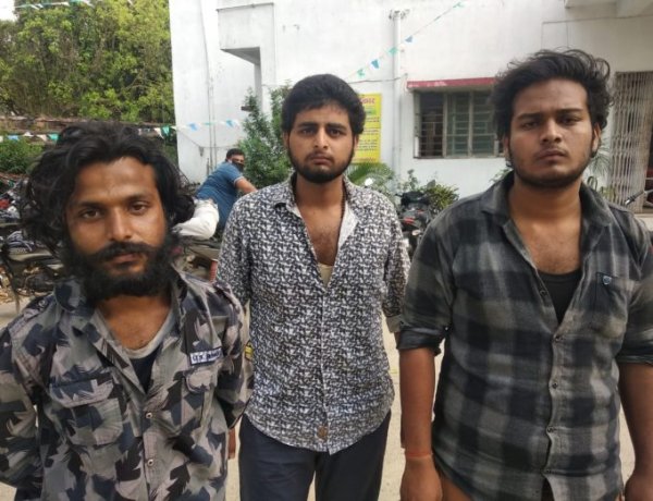 देवघर : दो दिन पूर्व हुए जानलेवा हमले में संलिप्त 3 आरोपितों ने पुलिस के समक्ष आत्मसमर्पण किया
