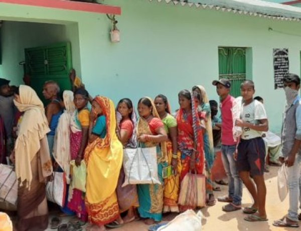 देवघर : कम राशन मिलने से नाराज कार्डधारकों ने नगर आयुक्त के समक्ष शिकायत दर्ज की