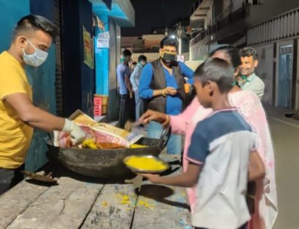 युवा रांची महानगर रामनवमी पूजा समिति ने जरूरतमंदों को भोजन कराया