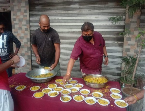 पूजा रेस्टोरेंट के सौजन्य से गरीबों को परोसा गया उपमा
