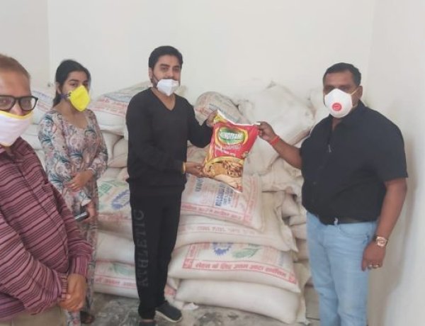 अखिल भारतीय कायस्थ महासभा ने स्वास्थ्य मंत्री को सौंपा 25 क्विंटल आटा