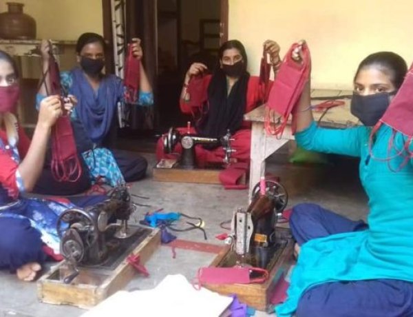 वैश्विक महामारी से निपटने के लिए करनौती गांव की लड़कियाँ रोजाना बना रही सैंकड़ों मास्क