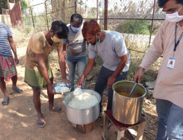 बैंगलुरू में फंसे बिहार, झारखंड के मजदूरों को प्रतिदिन भोजन करा रहे हैं रांचीवासी मुकेश