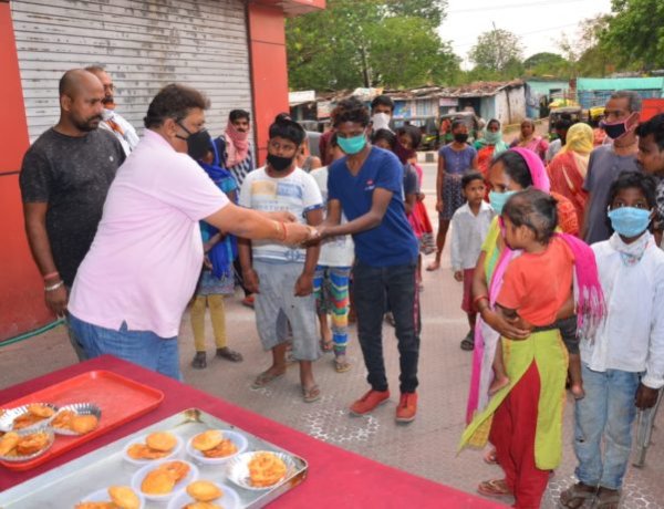 होटल पार्क ईन के संचालक ने गरीबों के बीच बांटे कचौड़ी-जलेबी