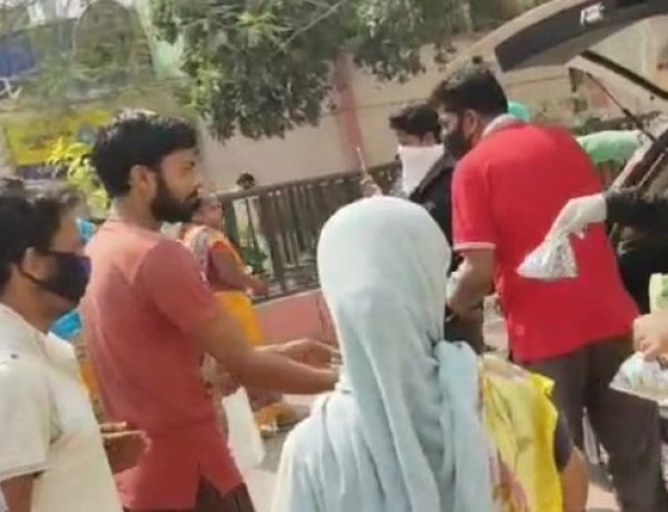 गरीब असहायों को भोजन कराने में जुटे समाजसेवी