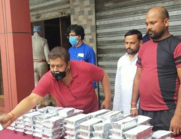 पूजा रेस्टोरेंट के सौजन्य से गरीबों को बांटा गया भोजन का पैकेट
