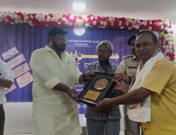 उर्दू पत्रकारिता में उत्कृष्ट उपलब्धि के लिए पत्रकार नवेन्दु उन्मेष सम्मानित