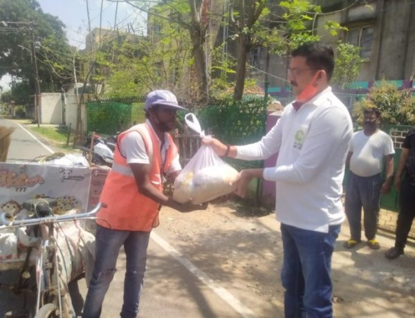 शिव शिष्य हरीन्द्रानंद फाउंडेशन ने जरूरतमंदों के बीच बांटे खाद्य पदार्थ