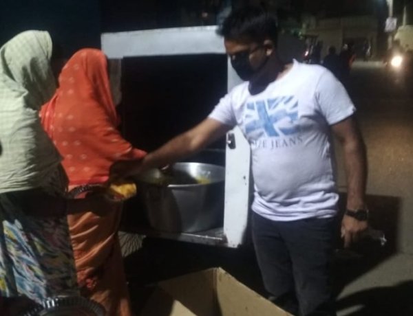 लॉक डाउन में युवा रांची महानगर रामनवमी पूजा समिति जरुरतमंद परिवारों को करा रही भोजन