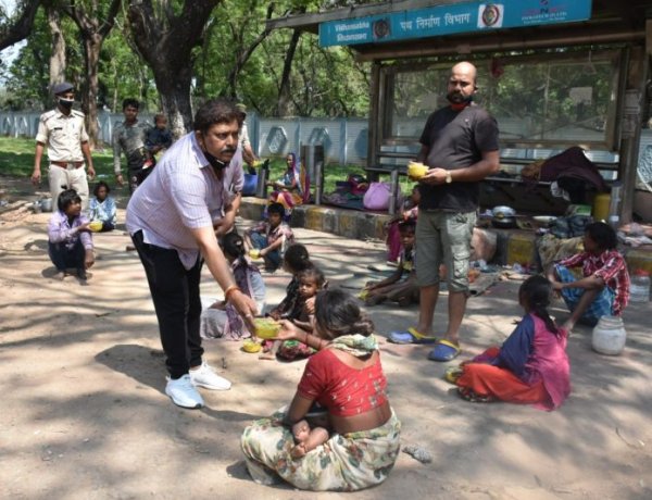 समाजसेवी रामाशंकर प्रसाद ने गरीबों के बीच बांटे भोजन