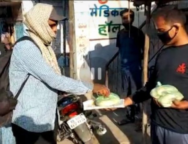 बख्तियारपुर में समाजसेवियों ने भूखे को भोजन प्यासे को पानी पिलाया