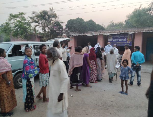 श्री कृष्ण प्रणामी ट्रस्ट द्वारा इंदिरा नगर कुष्ठ आश्रम में किया गया भोजन वितरण