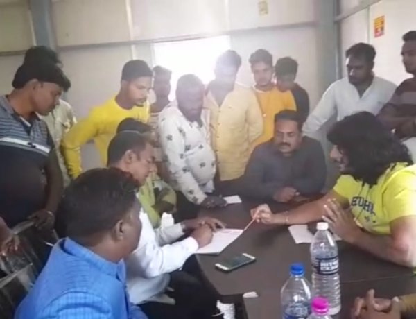 टोल प्लाजा मांडर में स्थानीय वाहनों से टोल टैक्स न लेने संबंधी ज्ञापन सौंपा