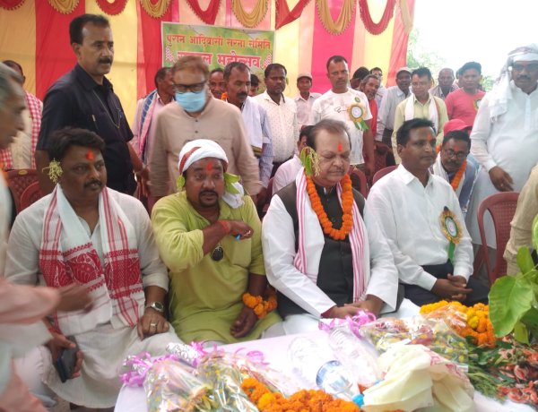 पुरान आदिवासी सरना समिति सरहुल महोत्सव में मांदर की थाप पर झूमे सुबोधकांत सहाय,कहा, प्रकृति से जुड़ाव जरूरी