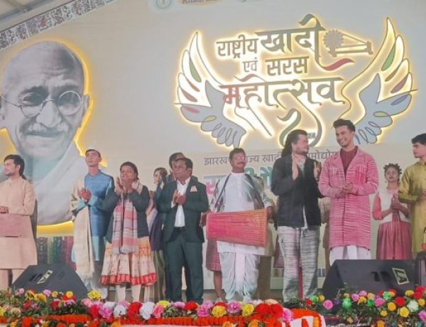 राष्ट्रीय खादी एवं सरस मेला में हुआ कवयित्री सम्मेलन