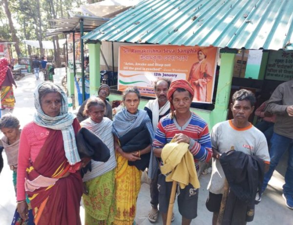 अंतरराष्ट्रीय युवा दिवस पर गरीबों को भोजन और कंबल दिया गया