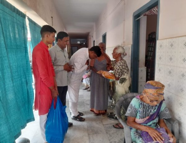 वृद्धाश्रम की महिलाओं के बीच वस्त्र एवं फल वितरित